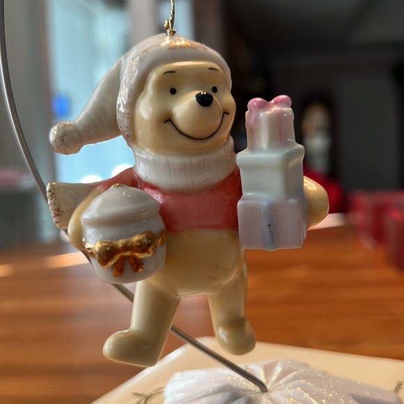 Lenox Winnie the Pooh 2004 Christmas Ornament - Picture 2 of 7